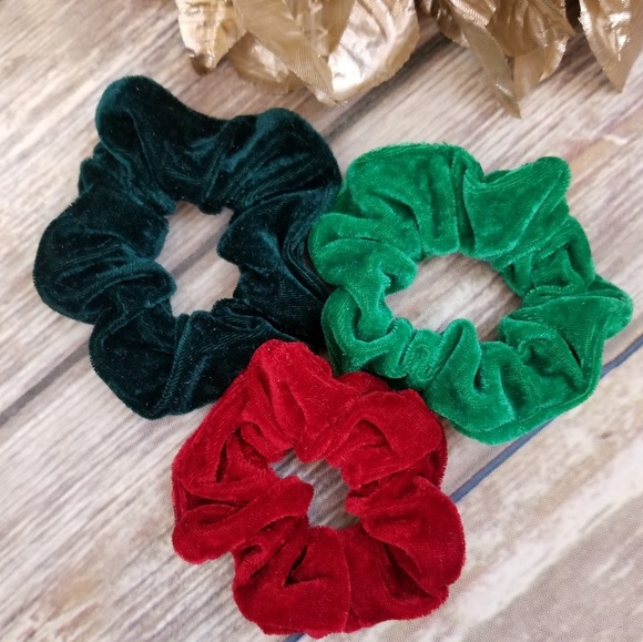 Brandy Melville Photo + 3 Velvet Holiday Scrunchie - Picture 2 of 6